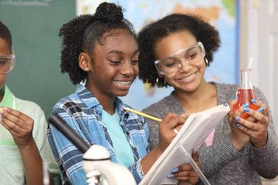 Professora africana com estudantes