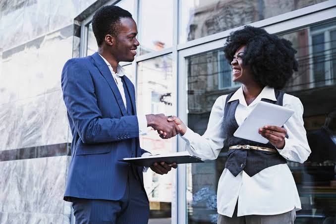 Equipa africana em reunião de trabalho